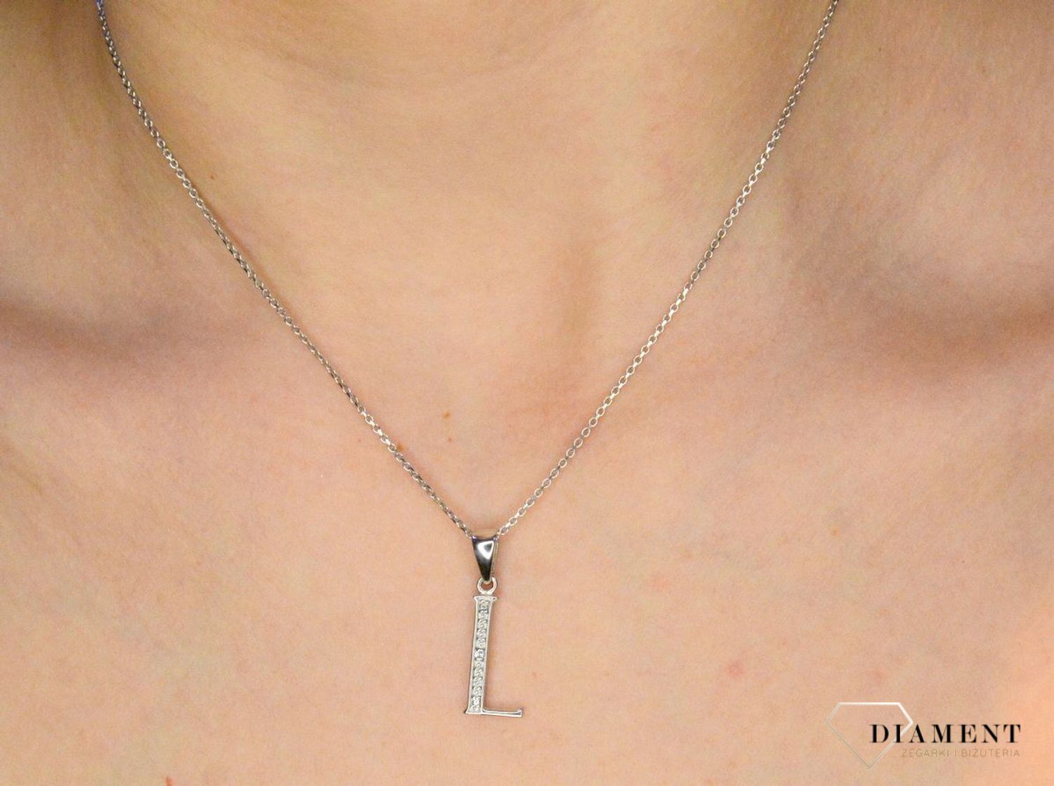 Srebrna zawieszka Literka L z cyrkonią AP17-0214 L. Jedyna w swoim rodzaju srebrna zawieszka w kształcie literki L ozdobiona cyrkoniami. Wisiorek został wykonany z wysokiej jakości srebra próby 925.jpg